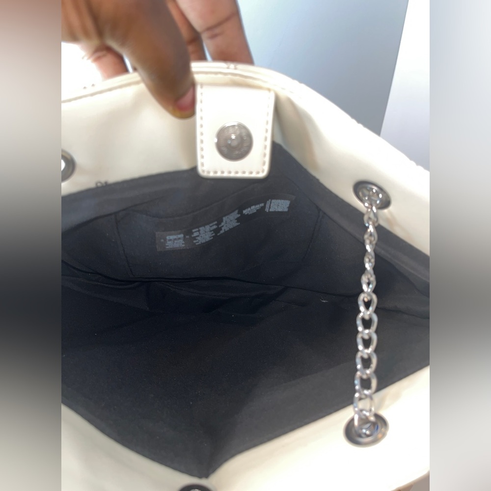 ASOS DESIGN off-white quilted tote with chain strap - Picture 7 of 8